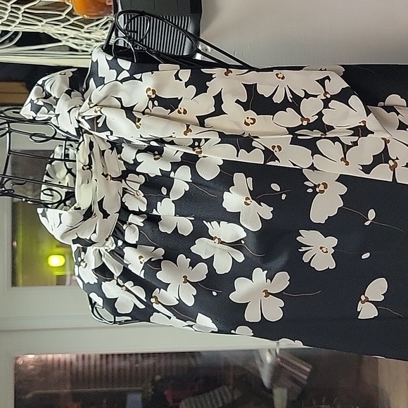 Ann Taylor women's  floral, lined mini...size 6P - Picture 4 of 11